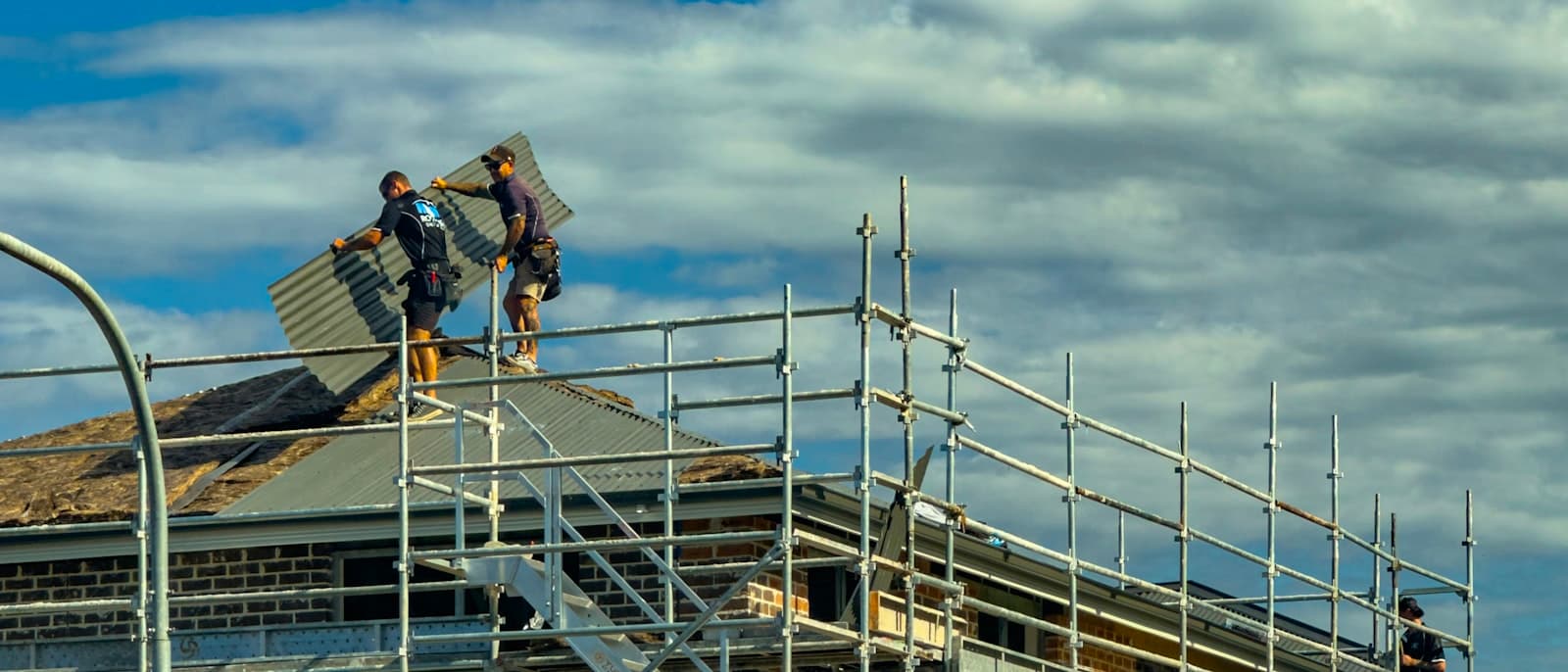 Villa under uppförande med byggnadsställning och nytt tak