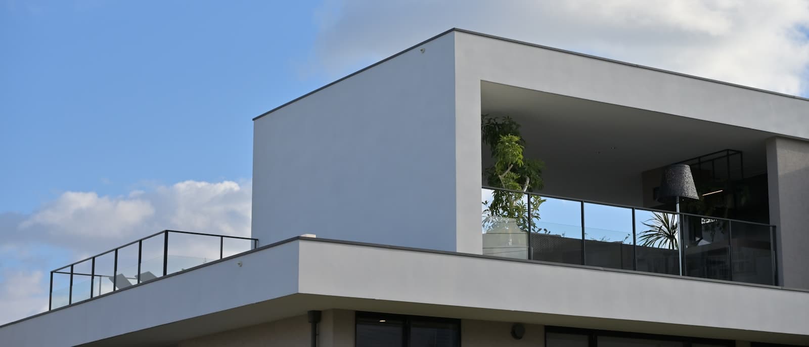 Modern villa med platt tak och stora glaspartier